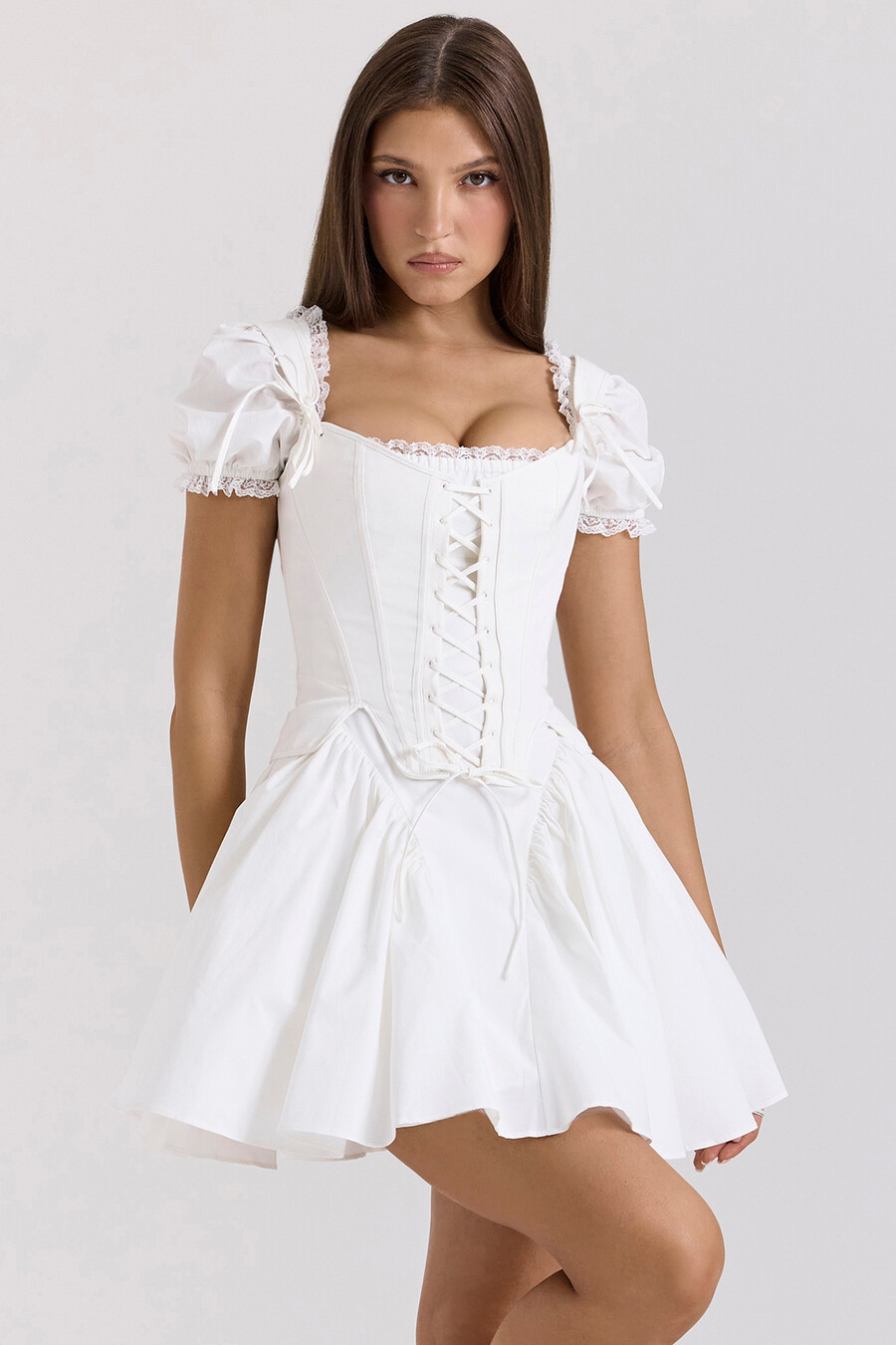 weißes baumwoll-minikleid mit abnehmbarem korsett