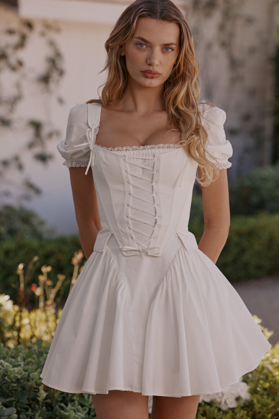 weißes baumwoll-minikleid mit abnehmbarem korsett