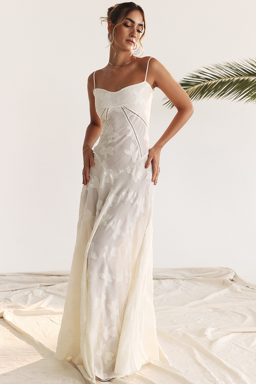 vintage cremefarbenes maxikleid mit blumenmuster und spitzenrücken
