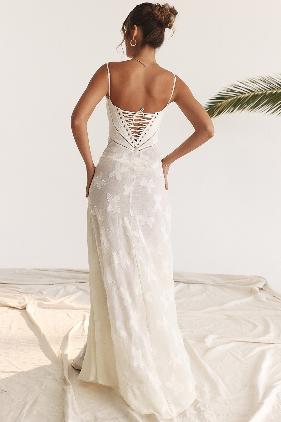 vintage cremefarbenes maxikleid mit blumenmuster und spitzenrücken