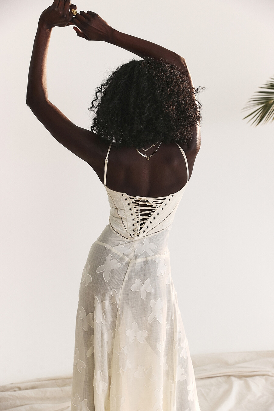 vintage cremefarbenes maxikleid mit blumenmuster und spitzenrücken