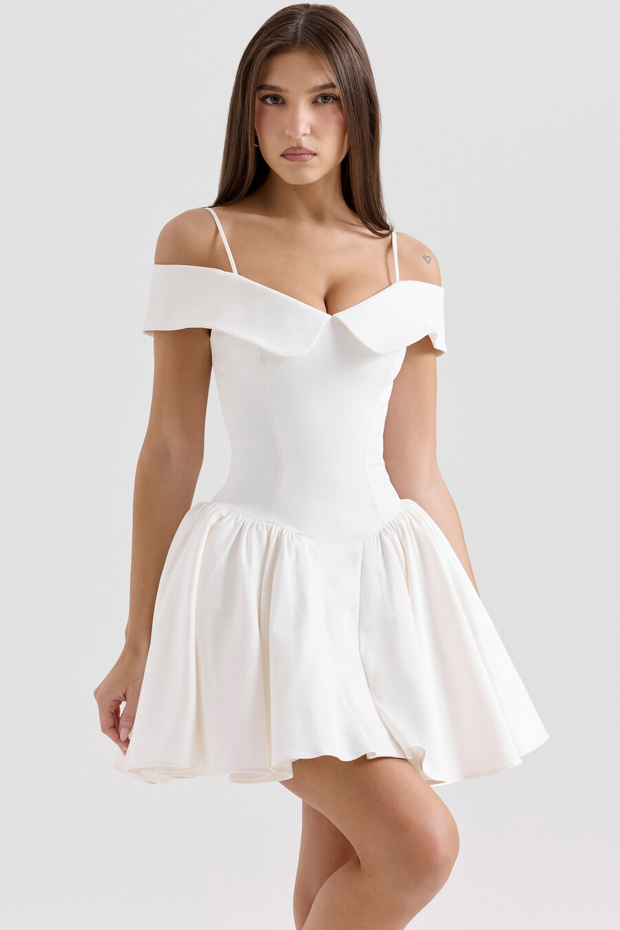 weißes minikleid aus twill mit carmen-ausschnitt