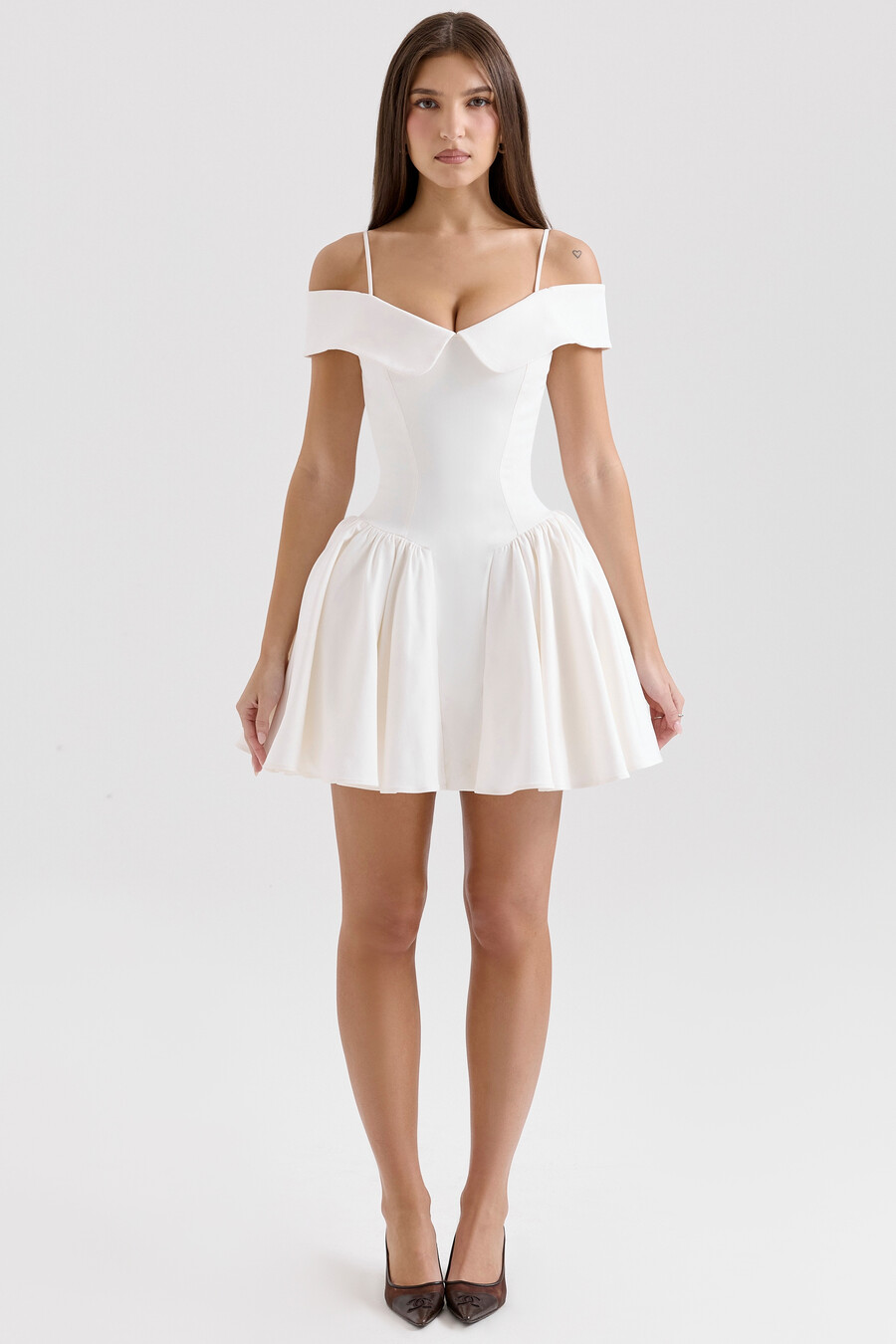 weißes minikleid aus twill mit carmen-ausschnitt