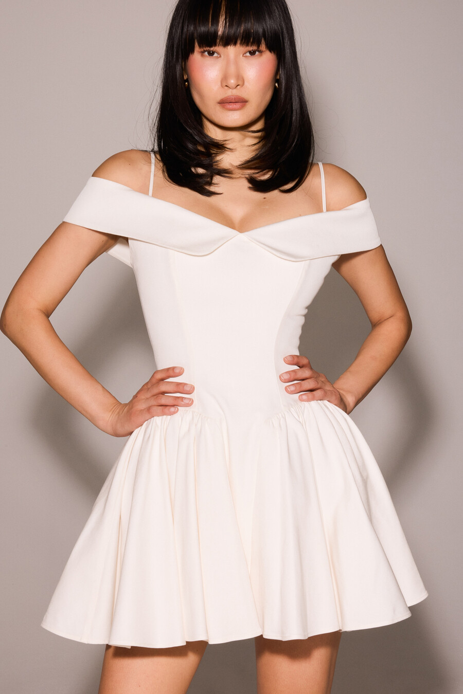 weißes minikleid aus twill mit carmen-ausschnitt