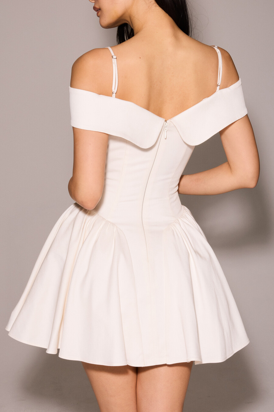 weißes minikleid aus twill mit carmen-ausschnitt