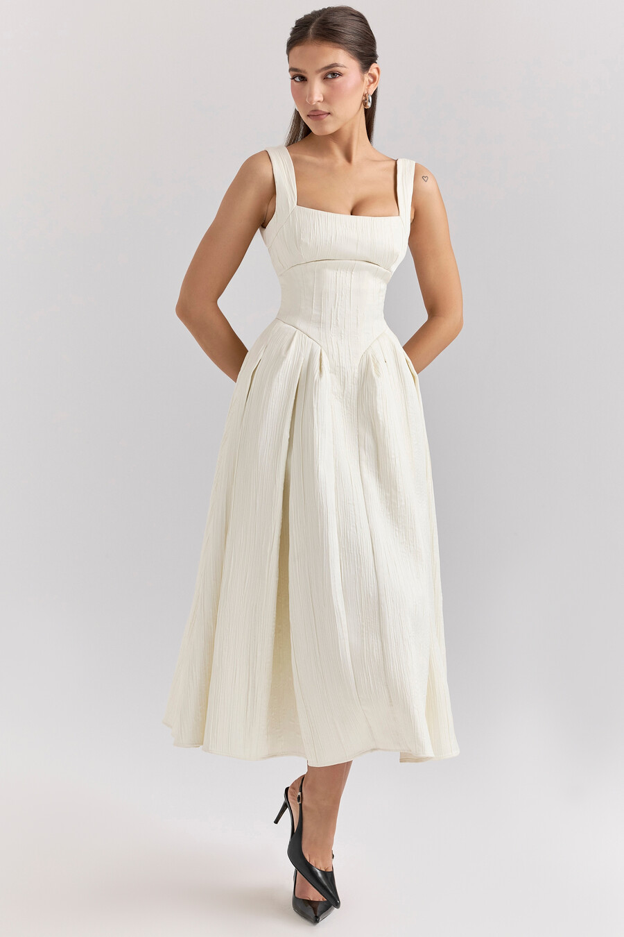 elfenbeinfarbenes strukturiertes satin-korsett-midikleid