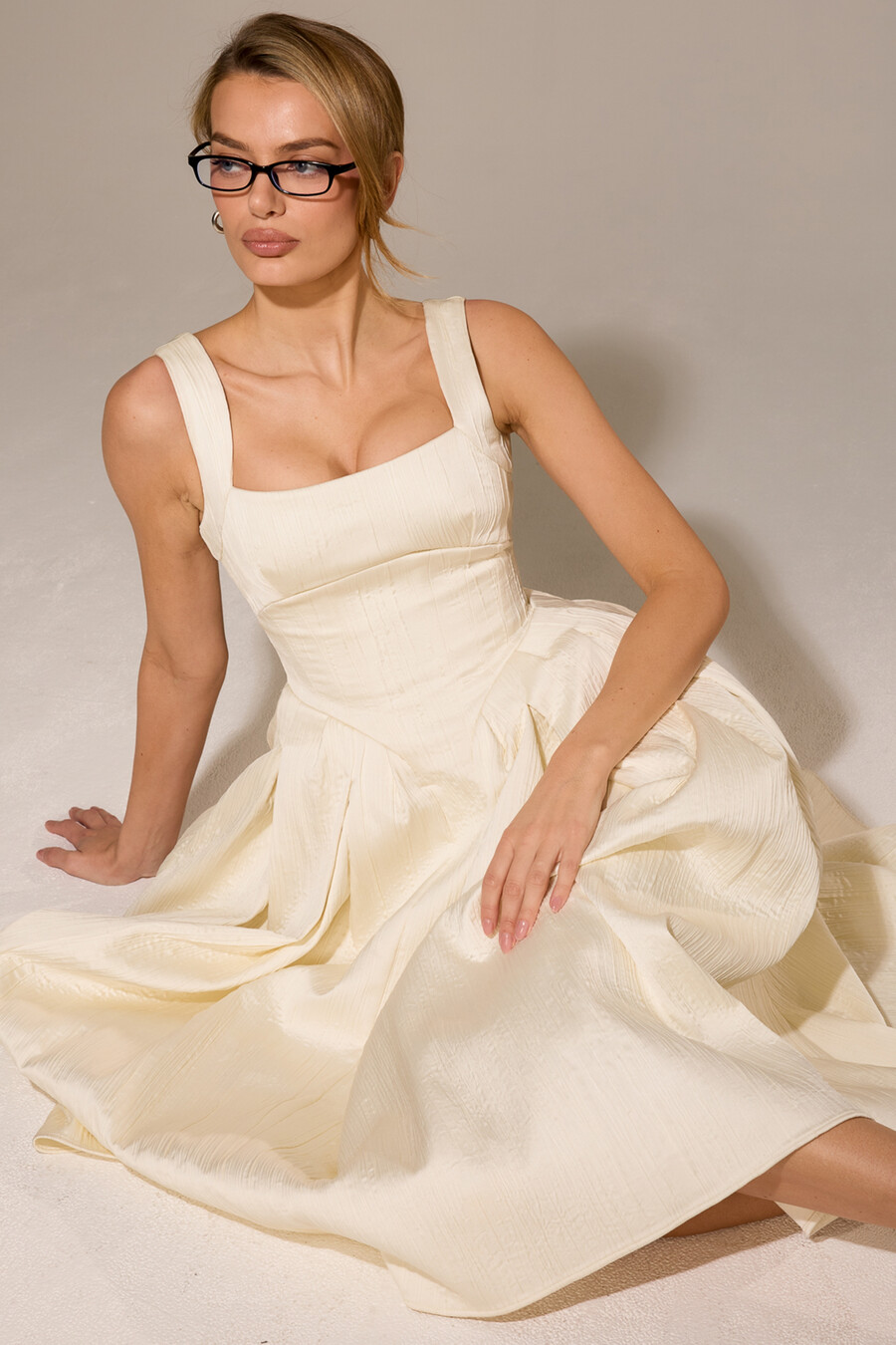elfenbeinfarbenes strukturiertes satin-korsett-midikleid