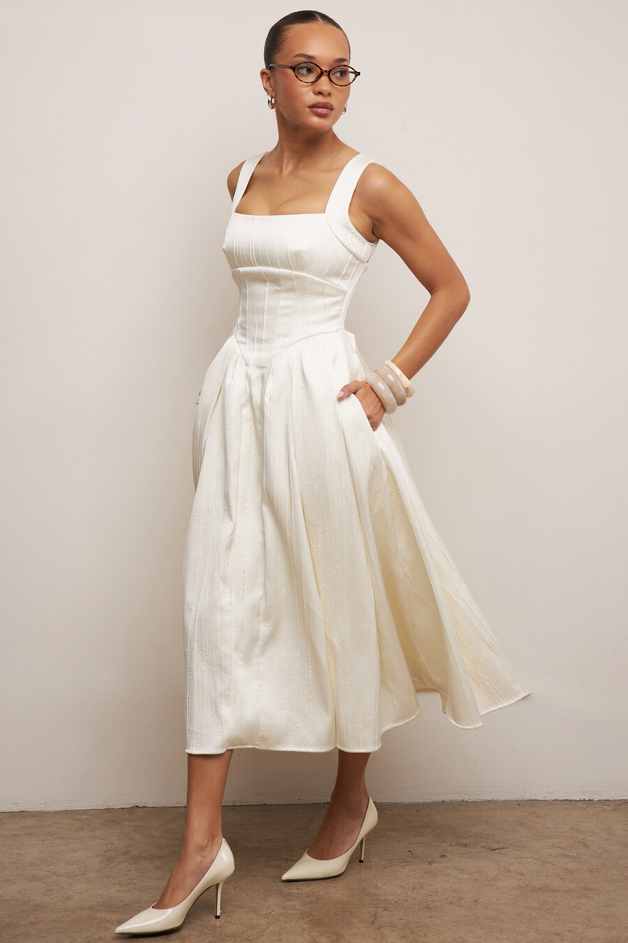 elfenbeinfarbenes strukturiertes satin-korsett-midikleid