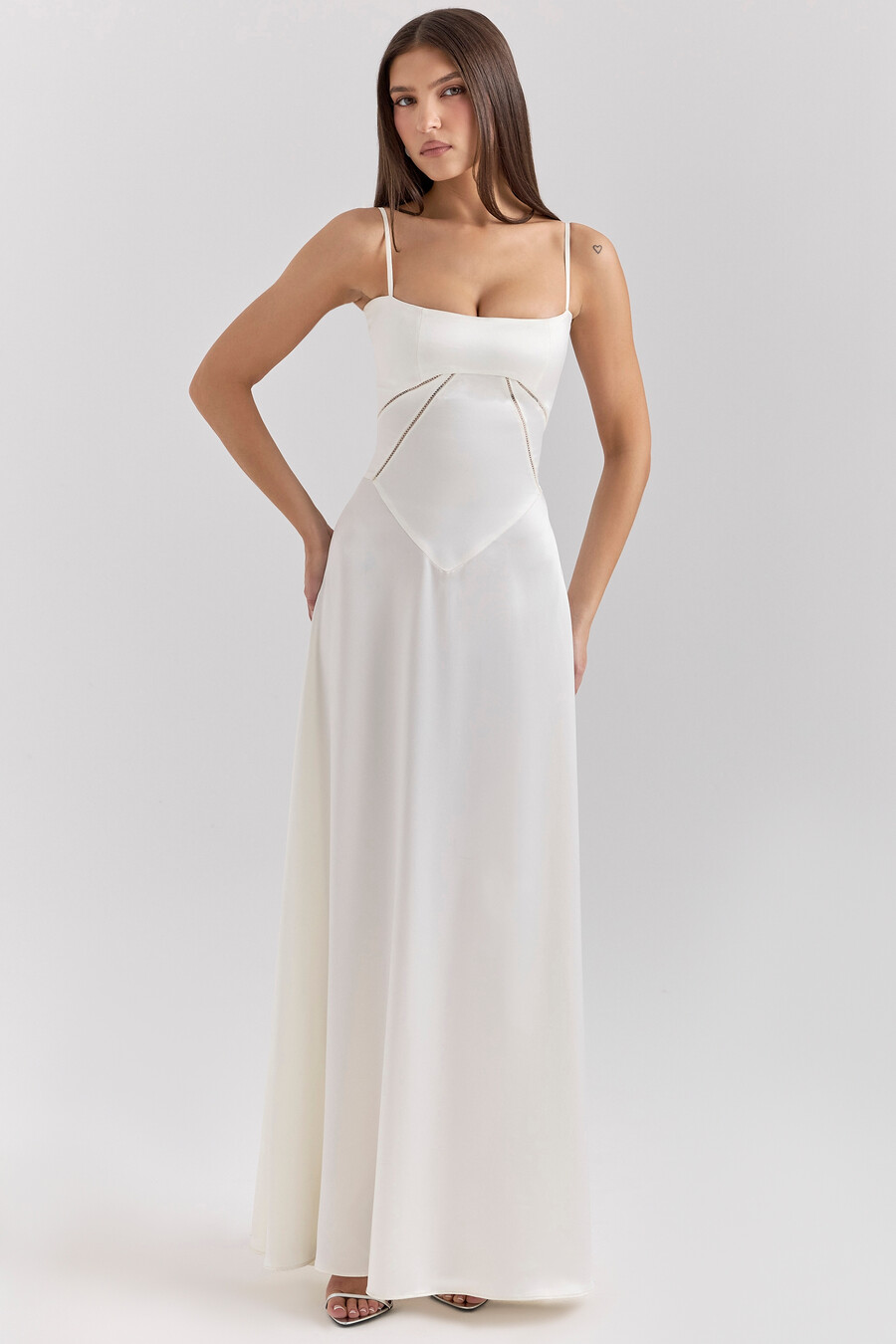 elfenbeinfarbenes maxikleid aus satin mit schnürung