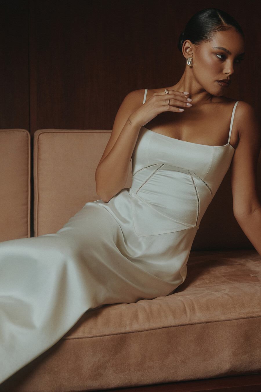elfenbeinfarbenes maxikleid aus satin mit schnürung
