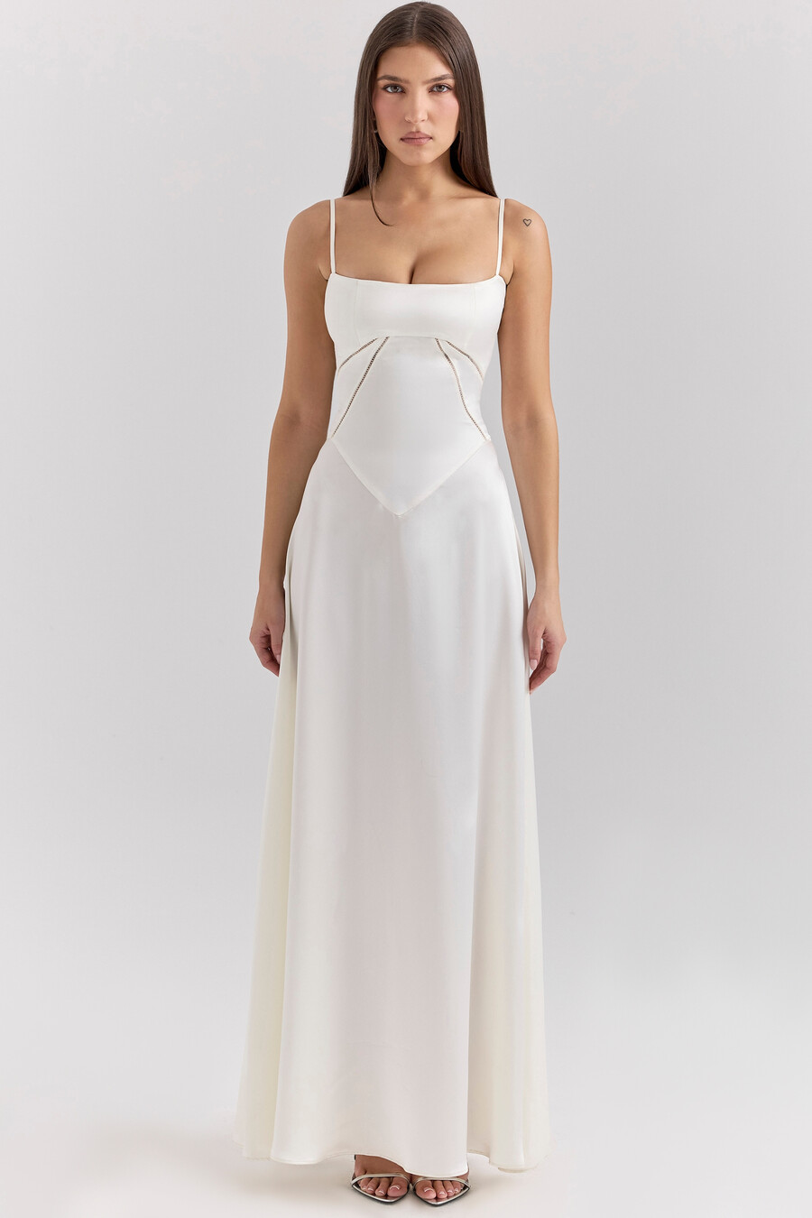elfenbeinfarbenes maxikleid aus satin mit schnürung