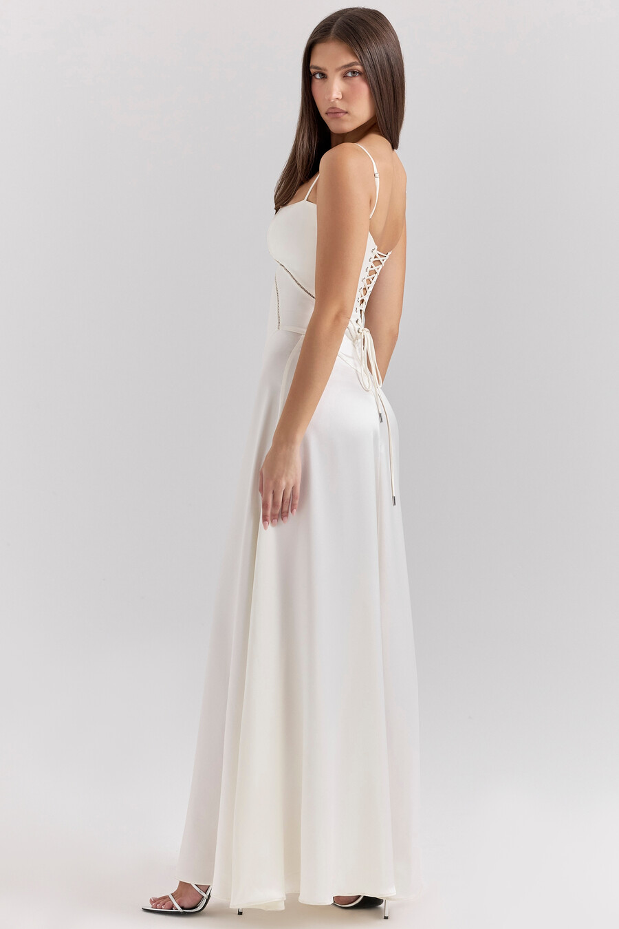 elfenbeinfarbenes maxikleid aus satin mit schnürung