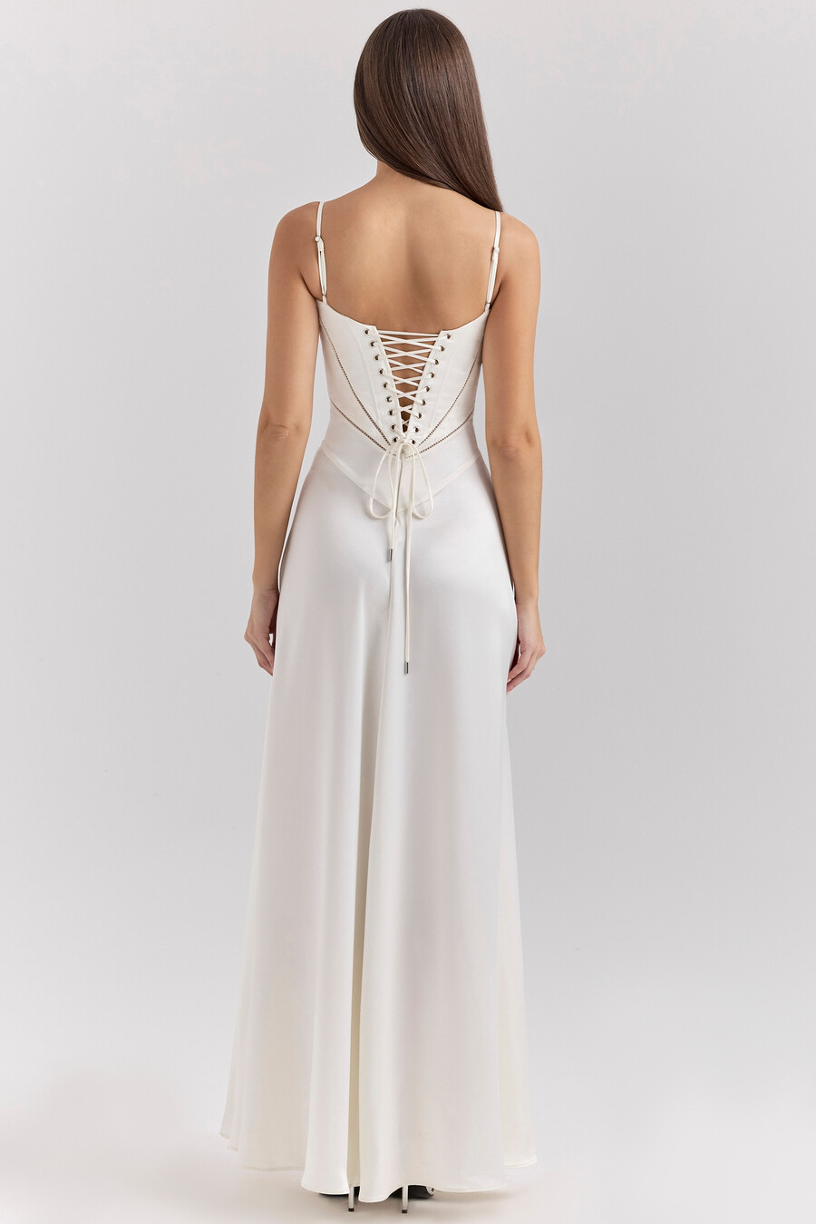 elfenbeinfarbenes maxikleid aus satin mit schnürung