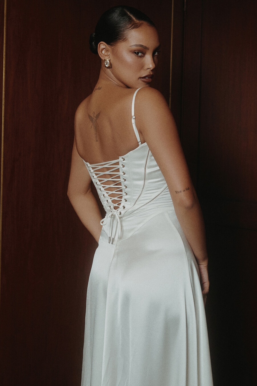 elfenbeinfarbenes maxikleid aus satin mit schnürung