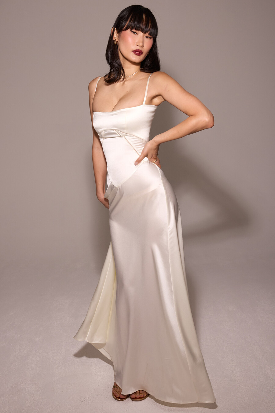 elfenbeinfarbenes maxikleid aus satin mit schnürung