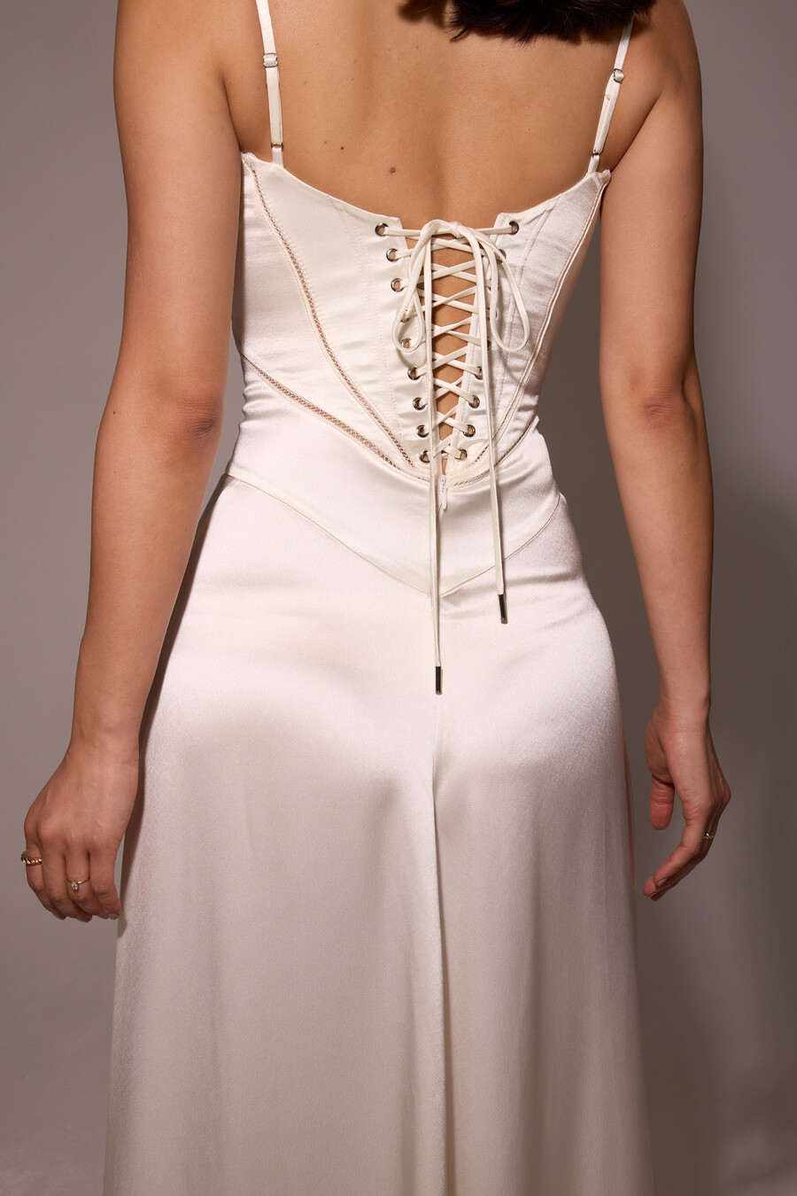 elfenbeinfarbenes maxikleid aus satin mit schnürung