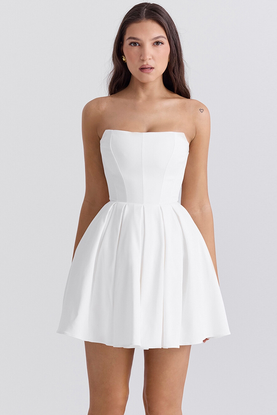 weißes trägerloses plissiertes minikleid