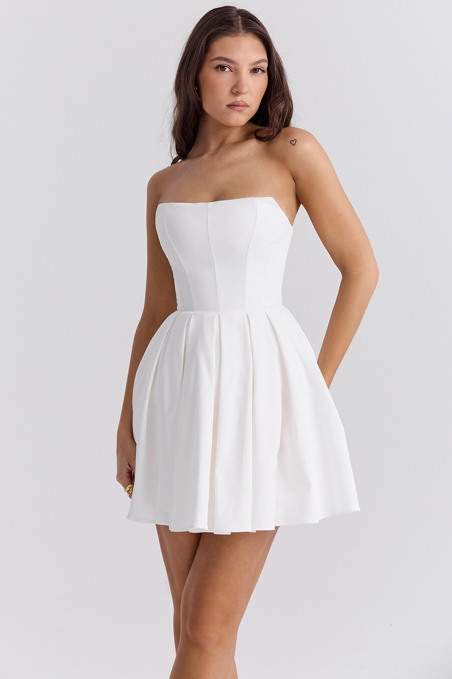 weißes trägerloses plissiertes minikleid