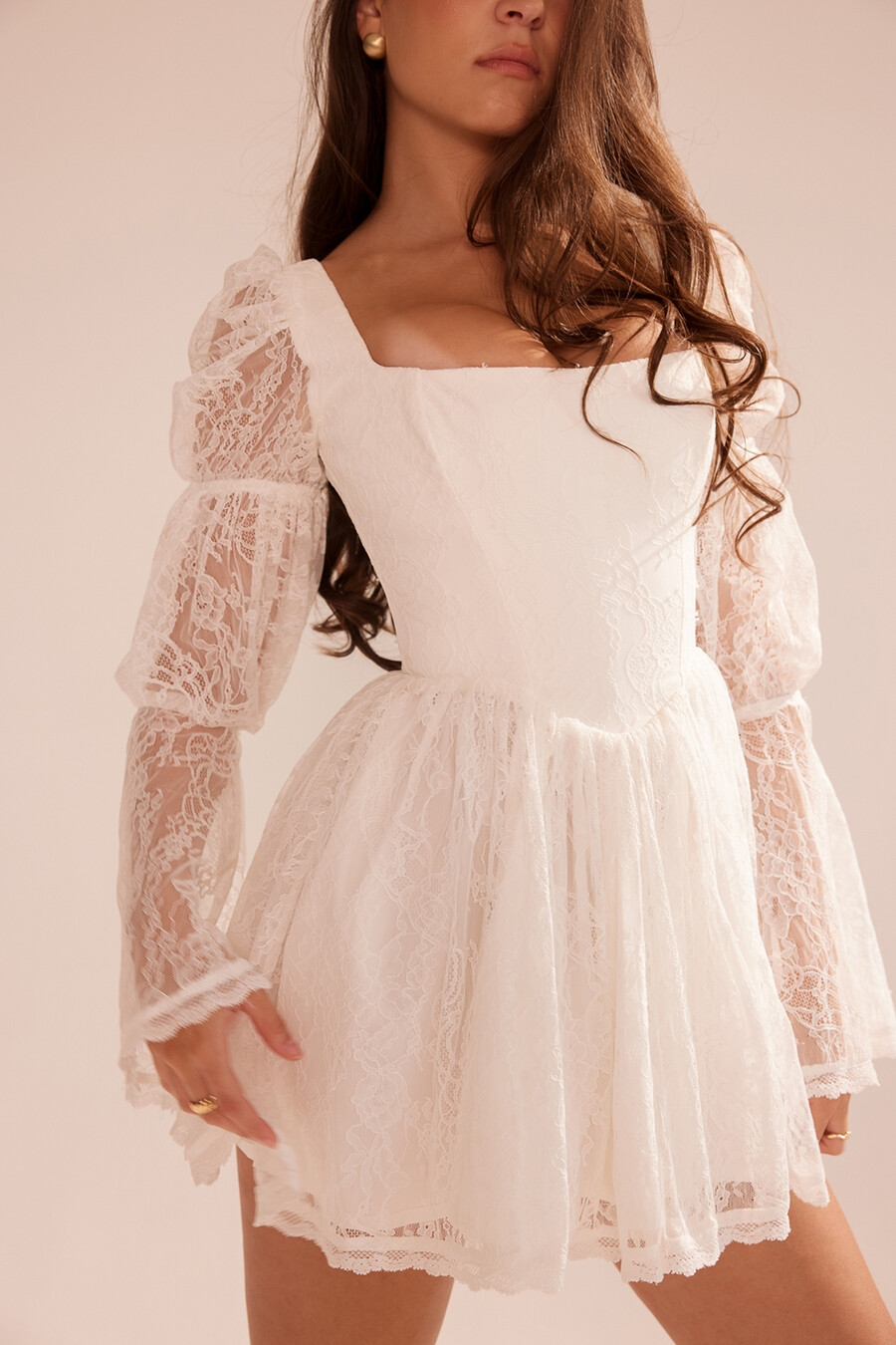 weißes minikleid aus spitze mit puffärmeln