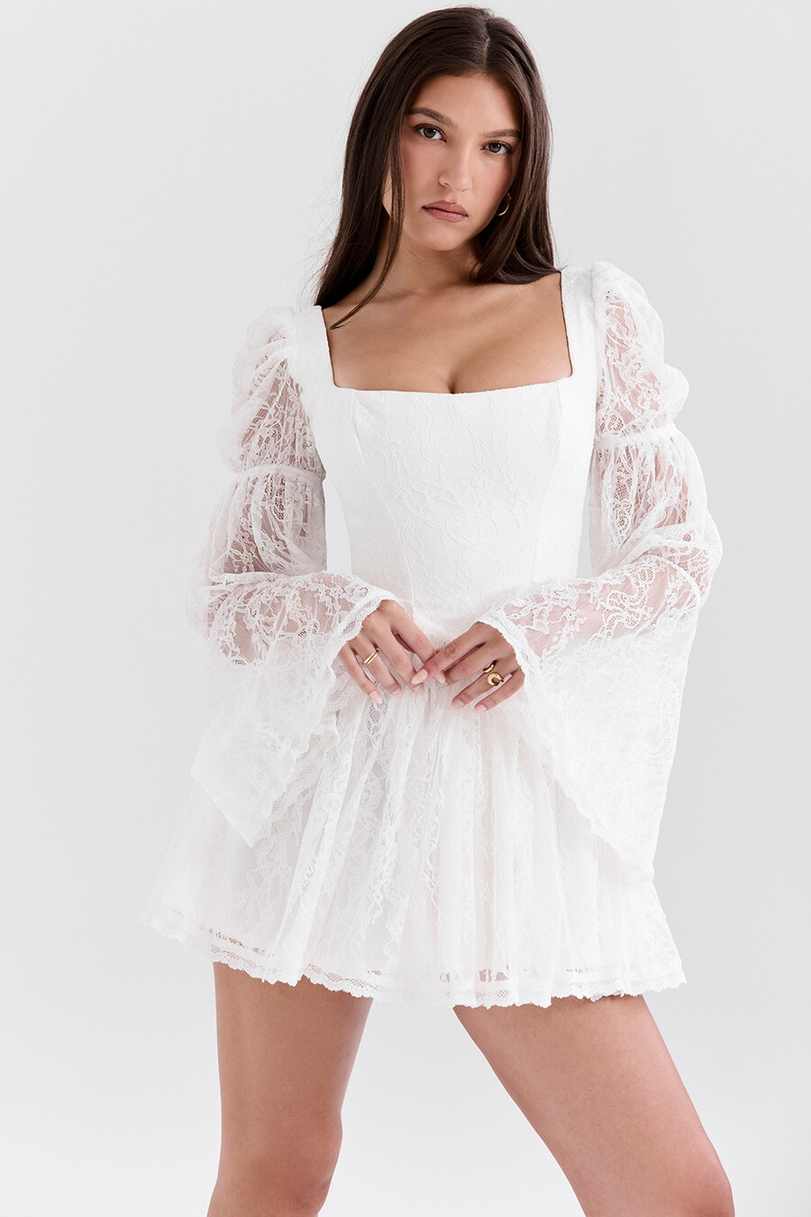 weißes minikleid aus spitze mit puffärmeln