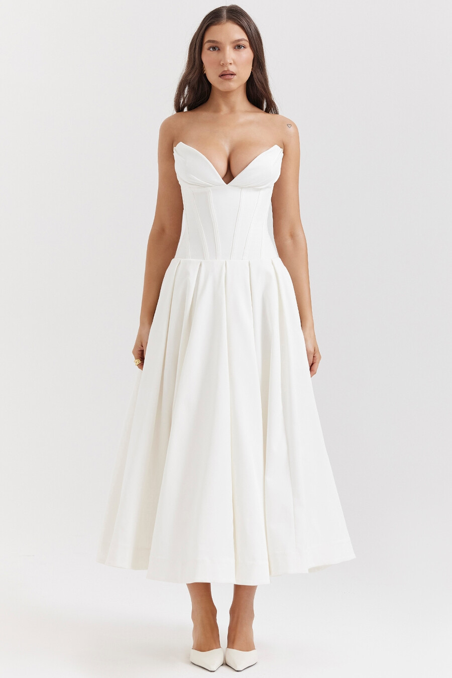 weißes trägerloses midikleid