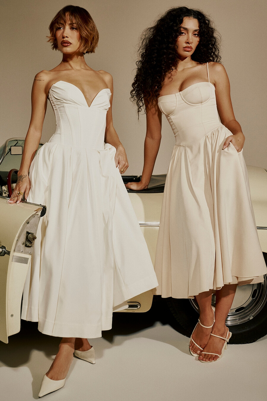 weißes trägerloses midikleid