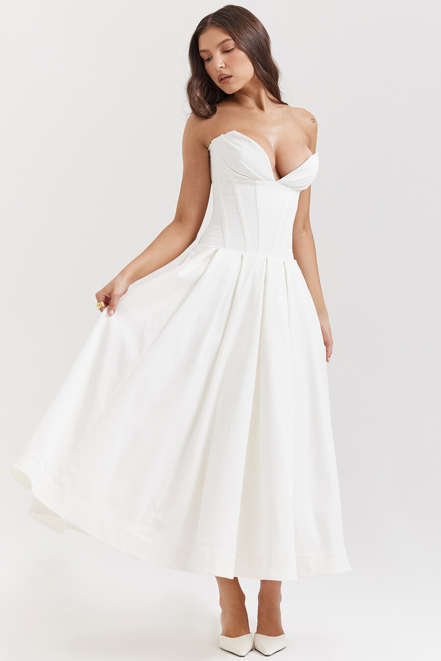 weißes trägerloses midikleid