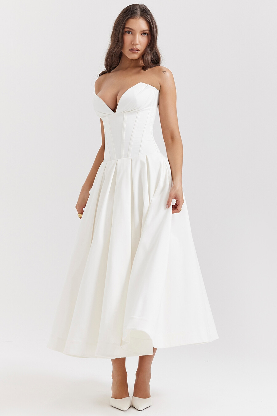 weißes trägerloses midikleid
