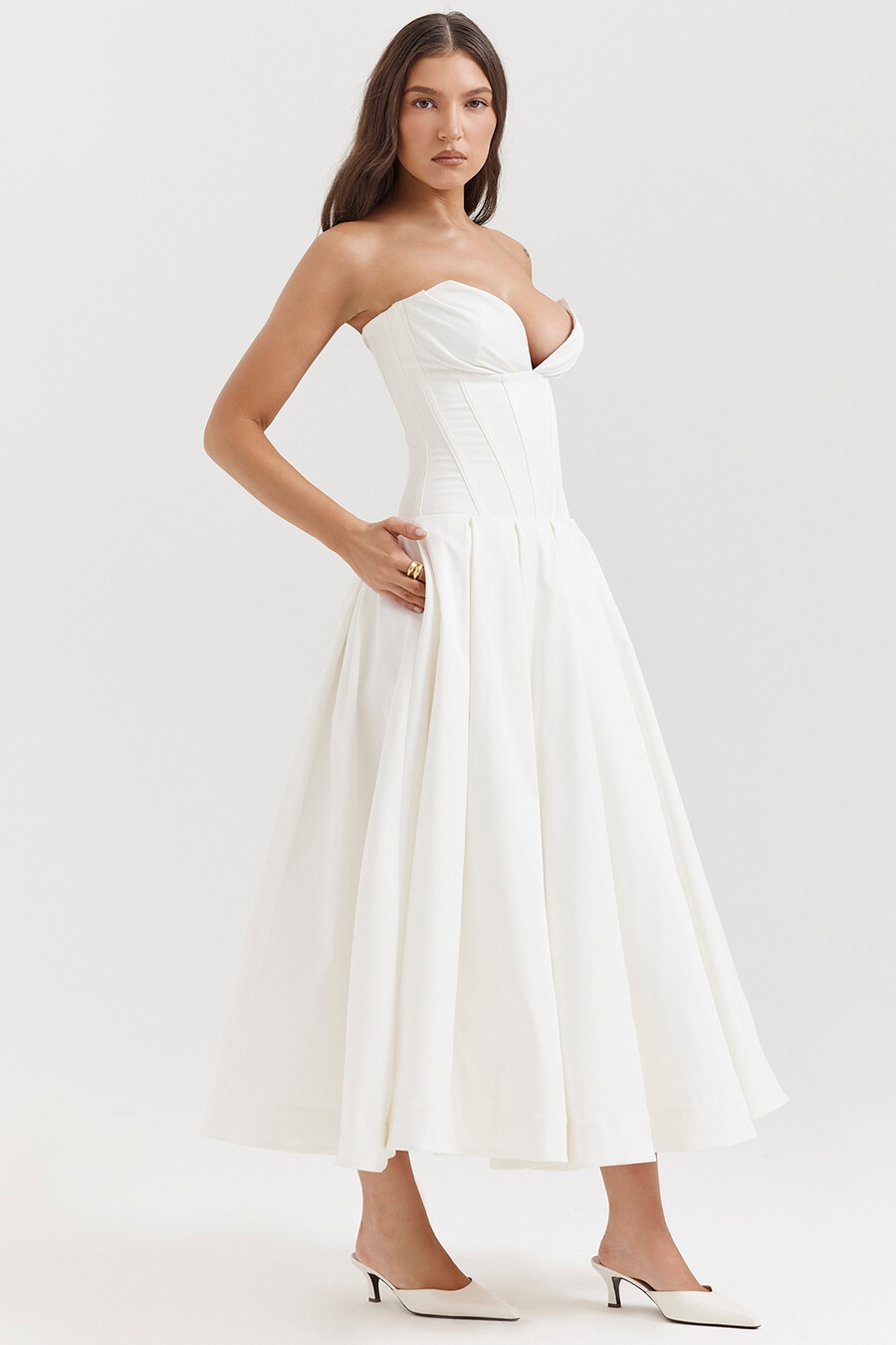 weißes trägerloses midikleid