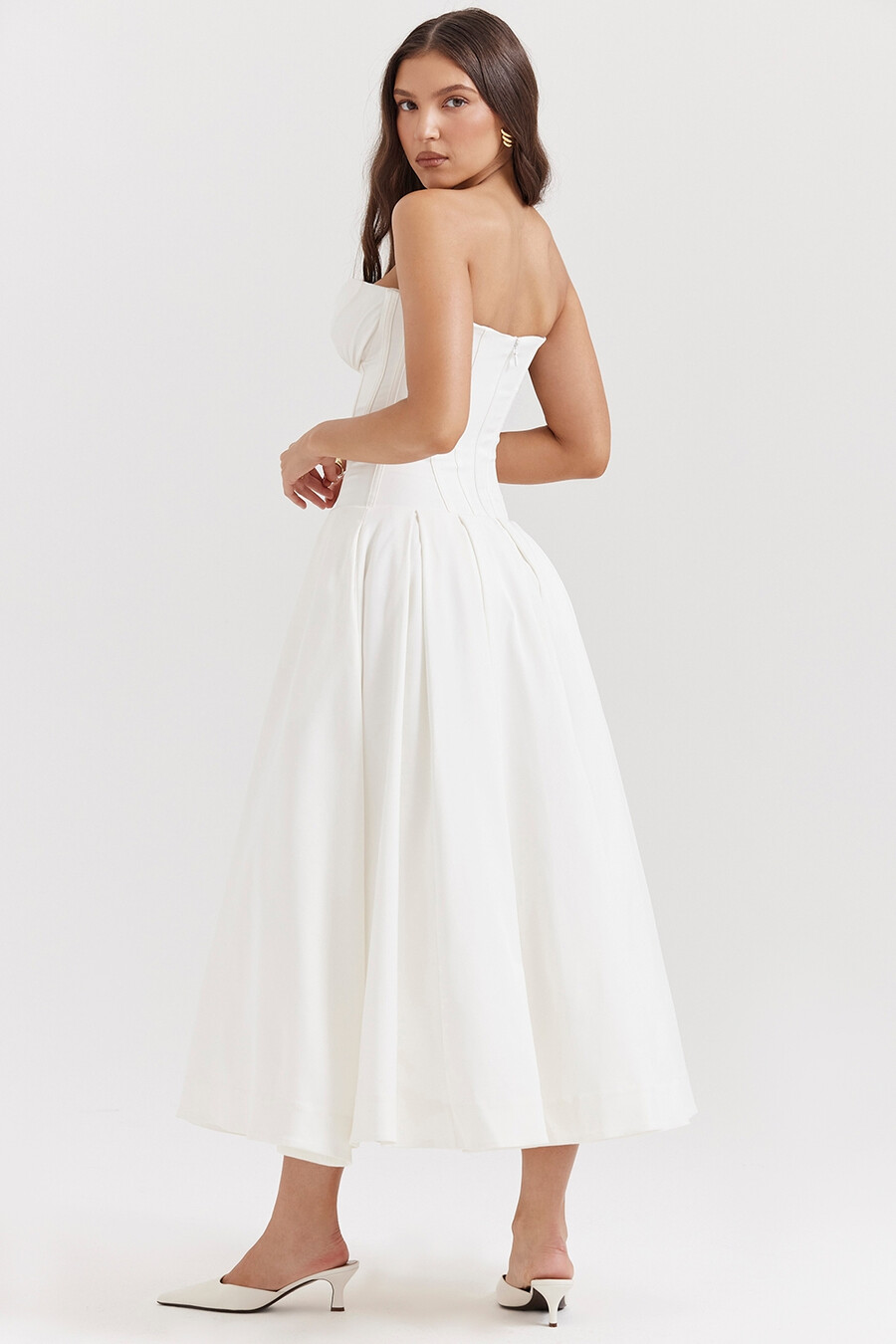 weißes trägerloses midikleid