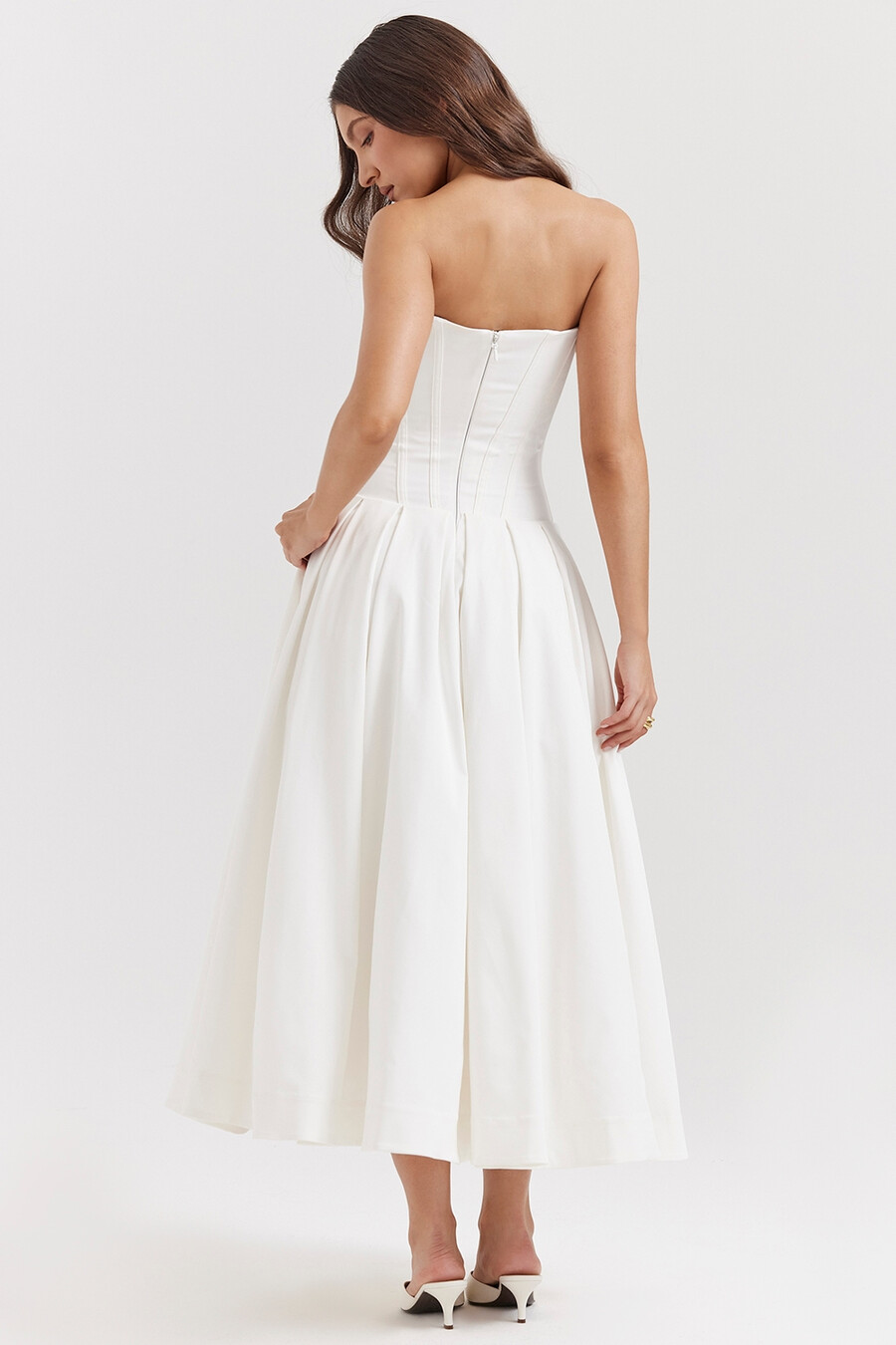 weißes trägerloses midikleid