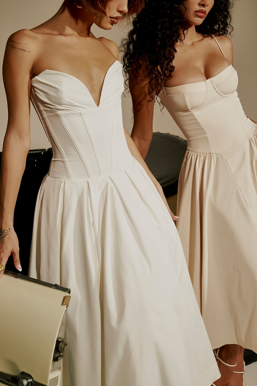 weißes trägerloses midikleid