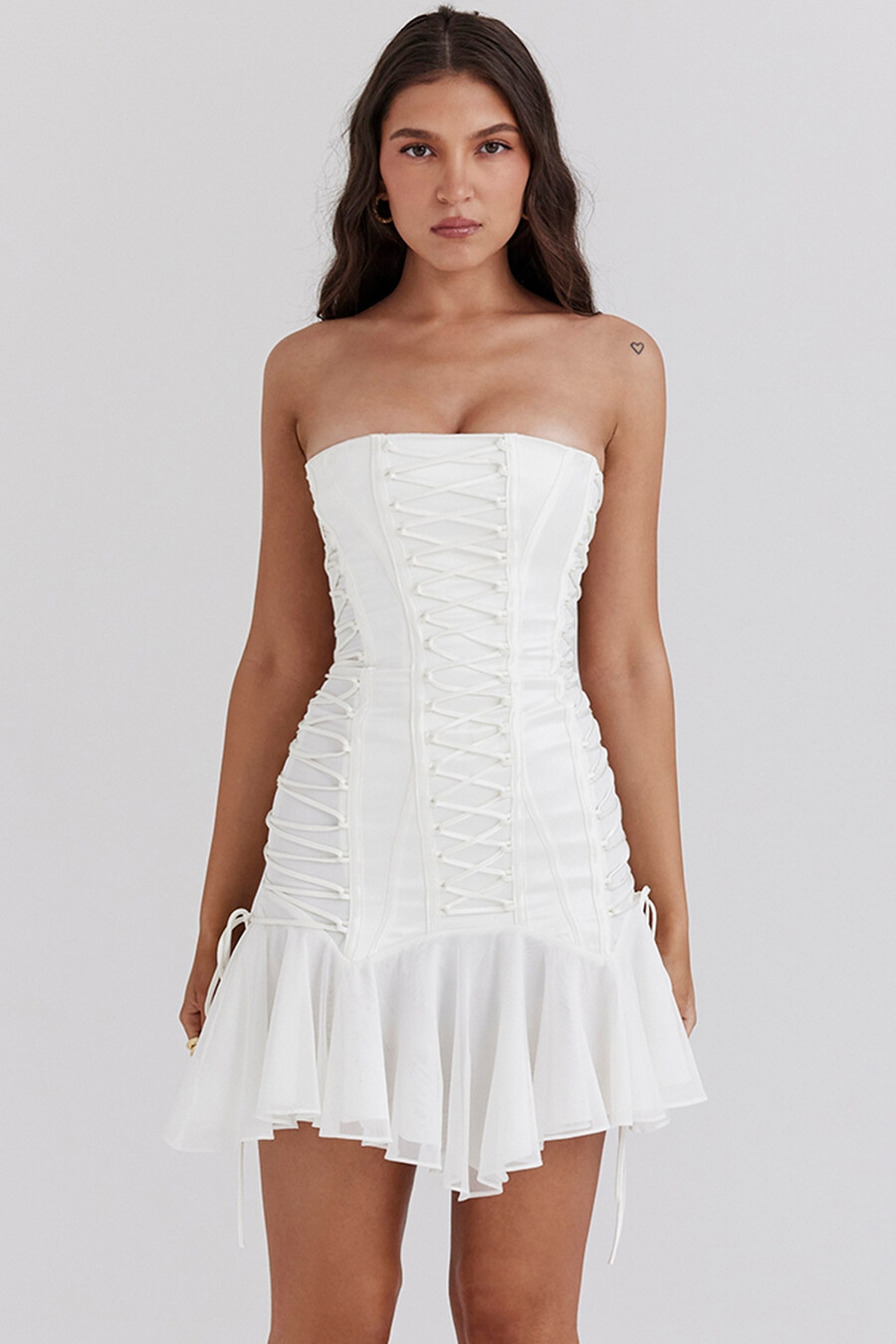 weißes trägerloses minikleid mit schnürung