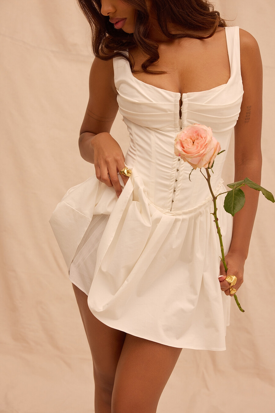 weißes plissiertes minikleid