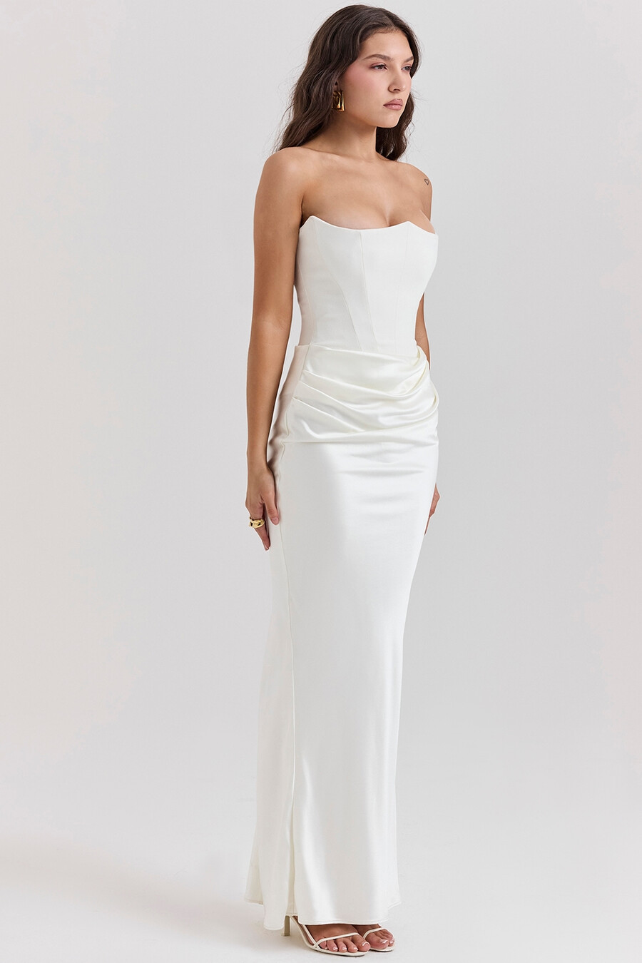 elfenbeinfarbenes trägerloses korsettkleid