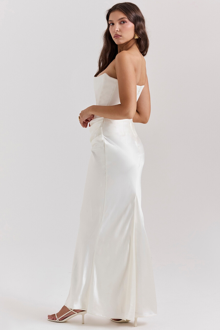 elfenbeinfarbenes trägerloses korsettkleid