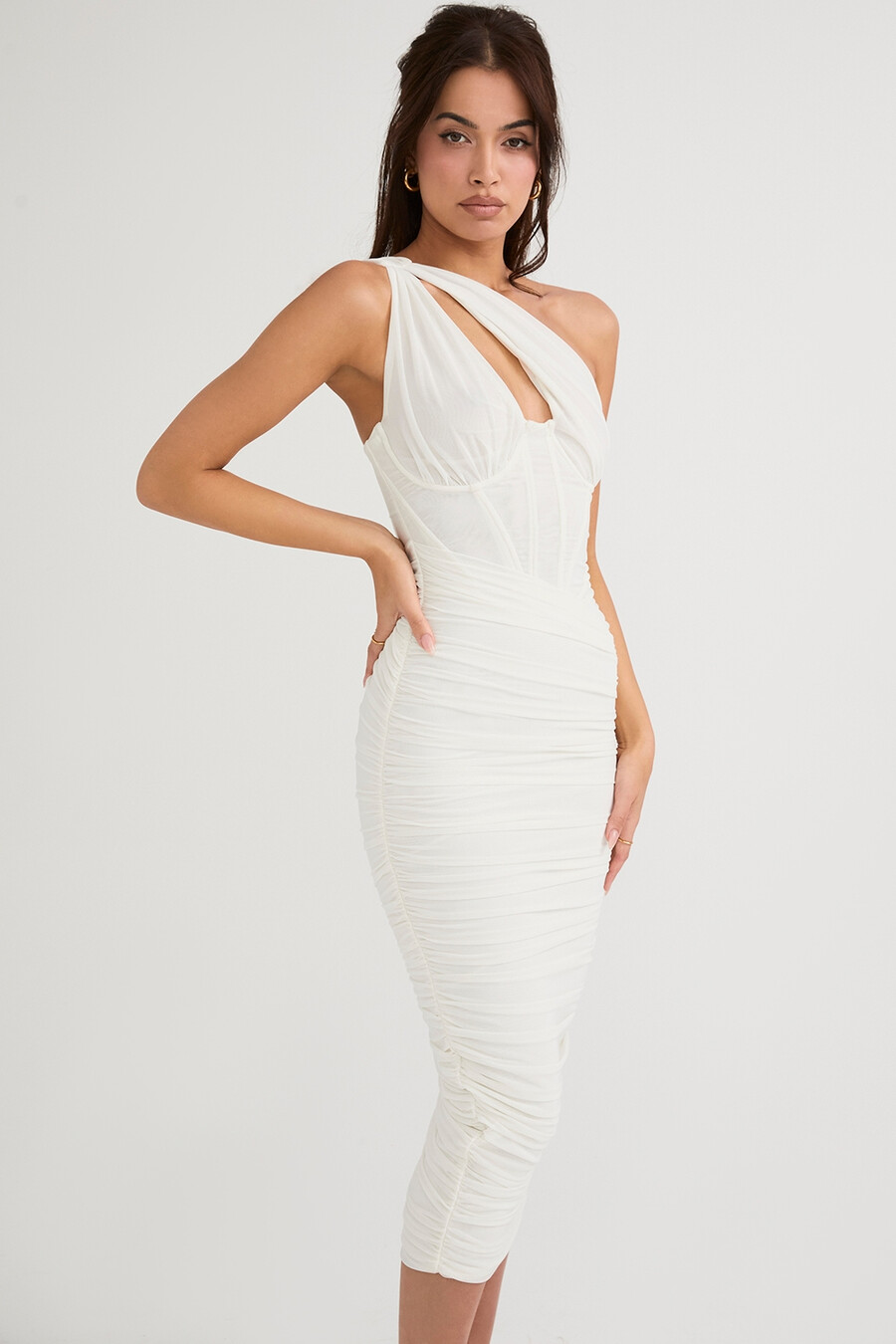 elfenbeinfarbenes midikleid mit asymmetrischem ausschnitt