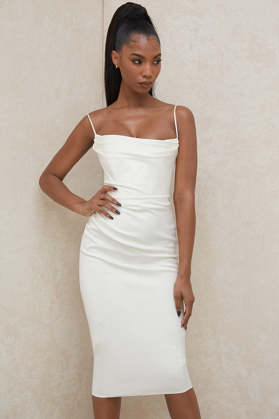 elfenbeinfarbenes satin-korsettkleid