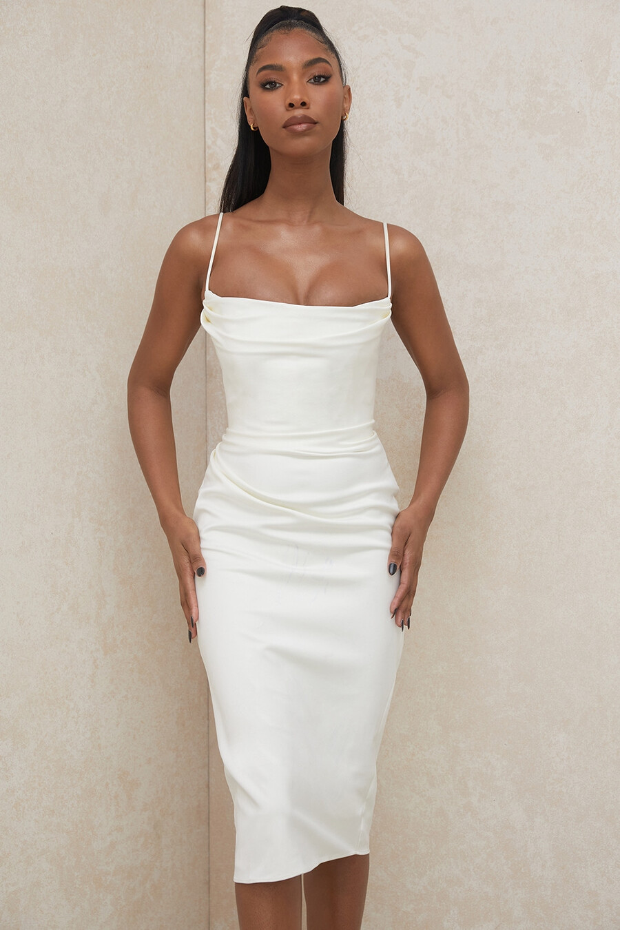elfenbeinfarbenes satin-korsettkleid