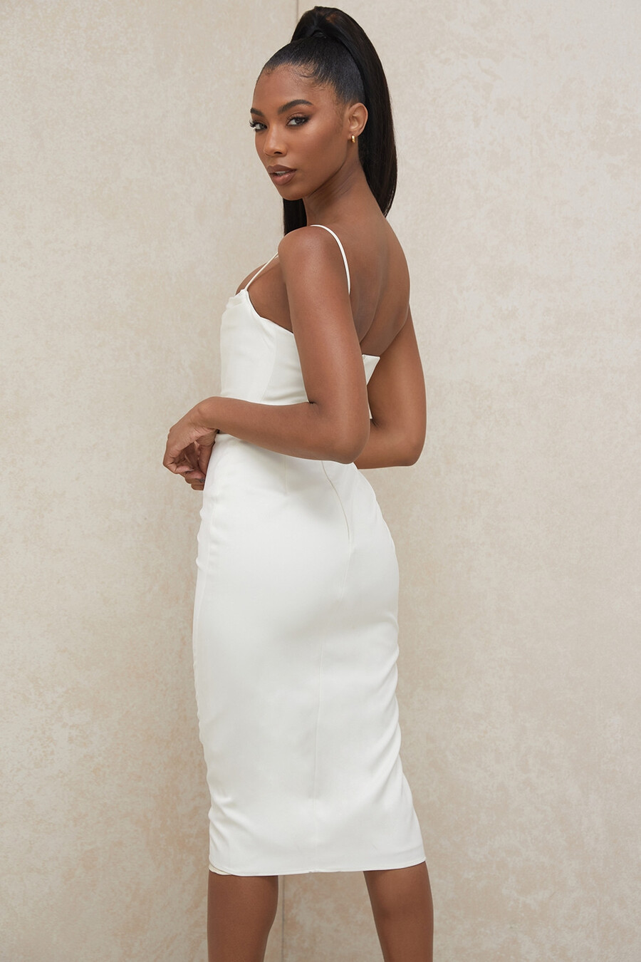 elfenbeinfarbenes satin-korsettkleid