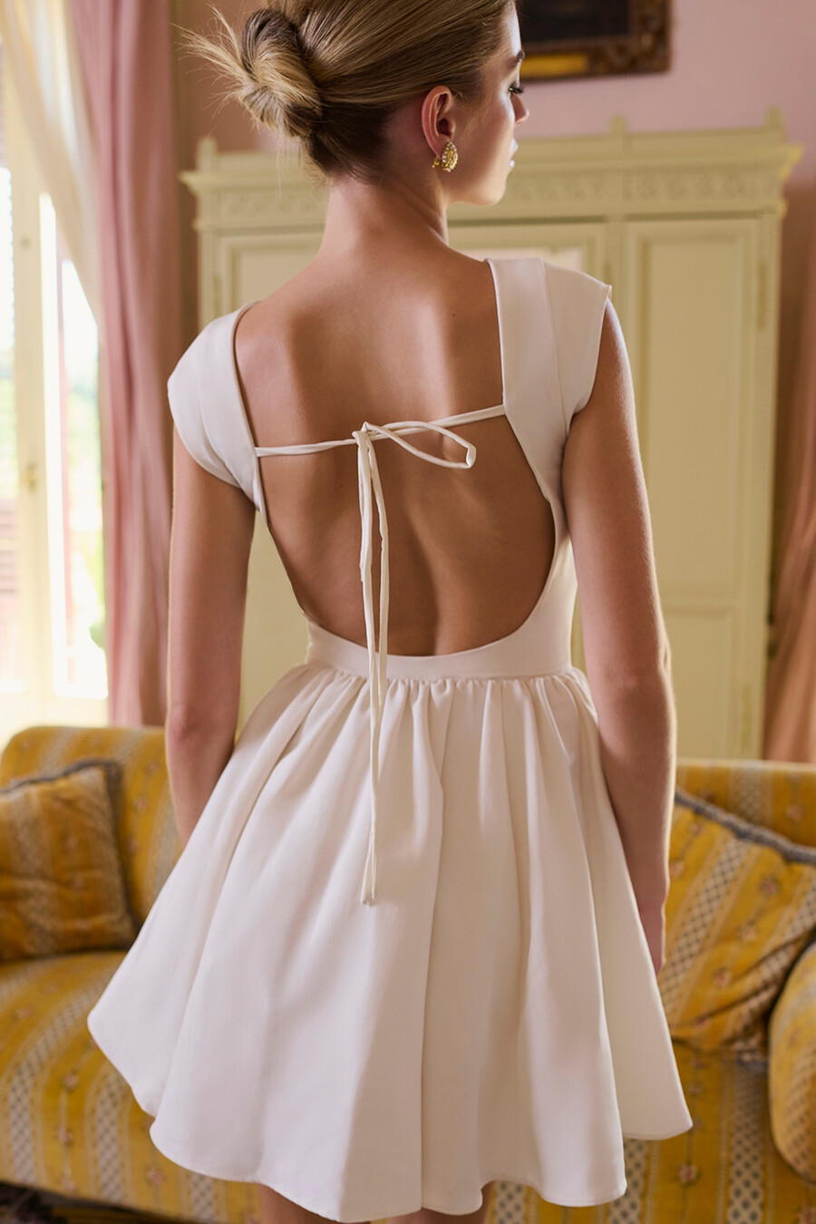 weißes minikleid mit offenem rücken