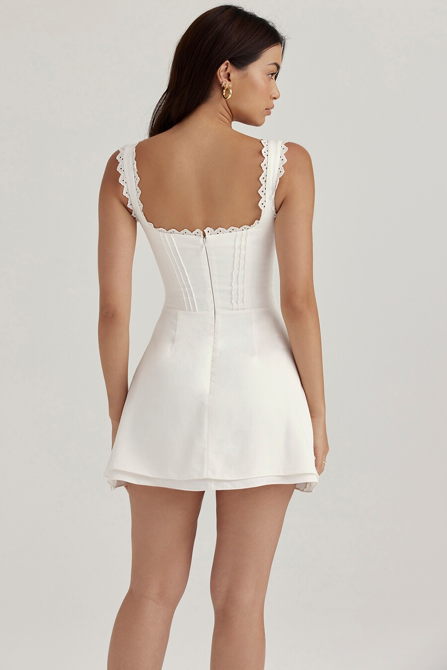 weißes minikleid mit abnähern