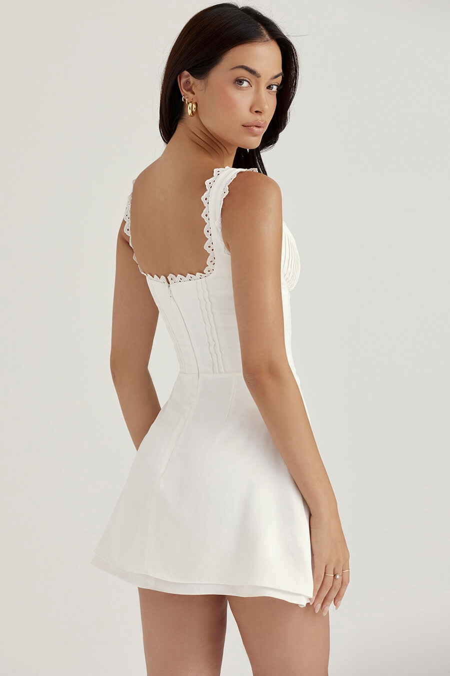 weißes minikleid mit abnähern