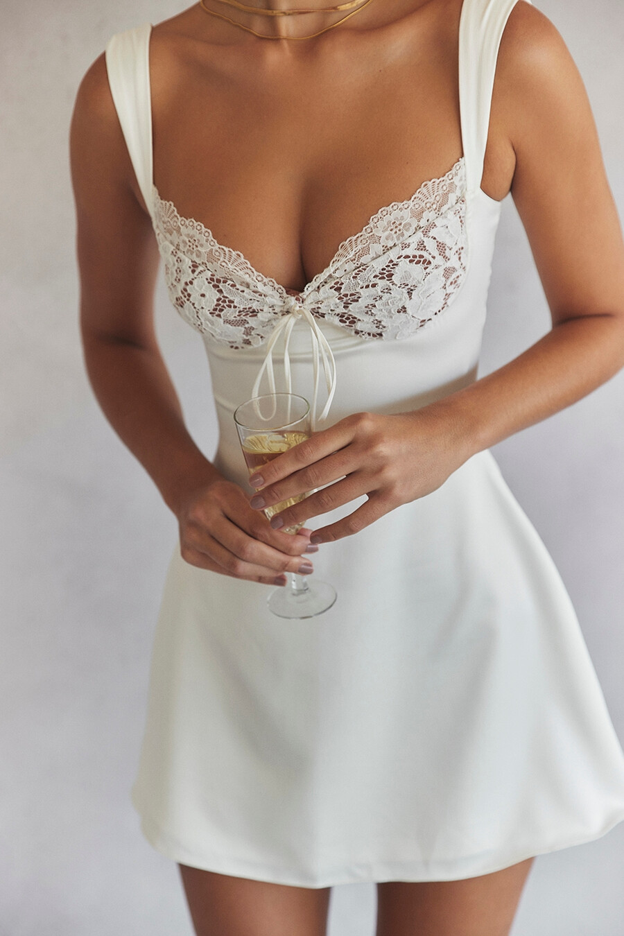 minikleid aus elfenbeinfarbenem satin und spitze