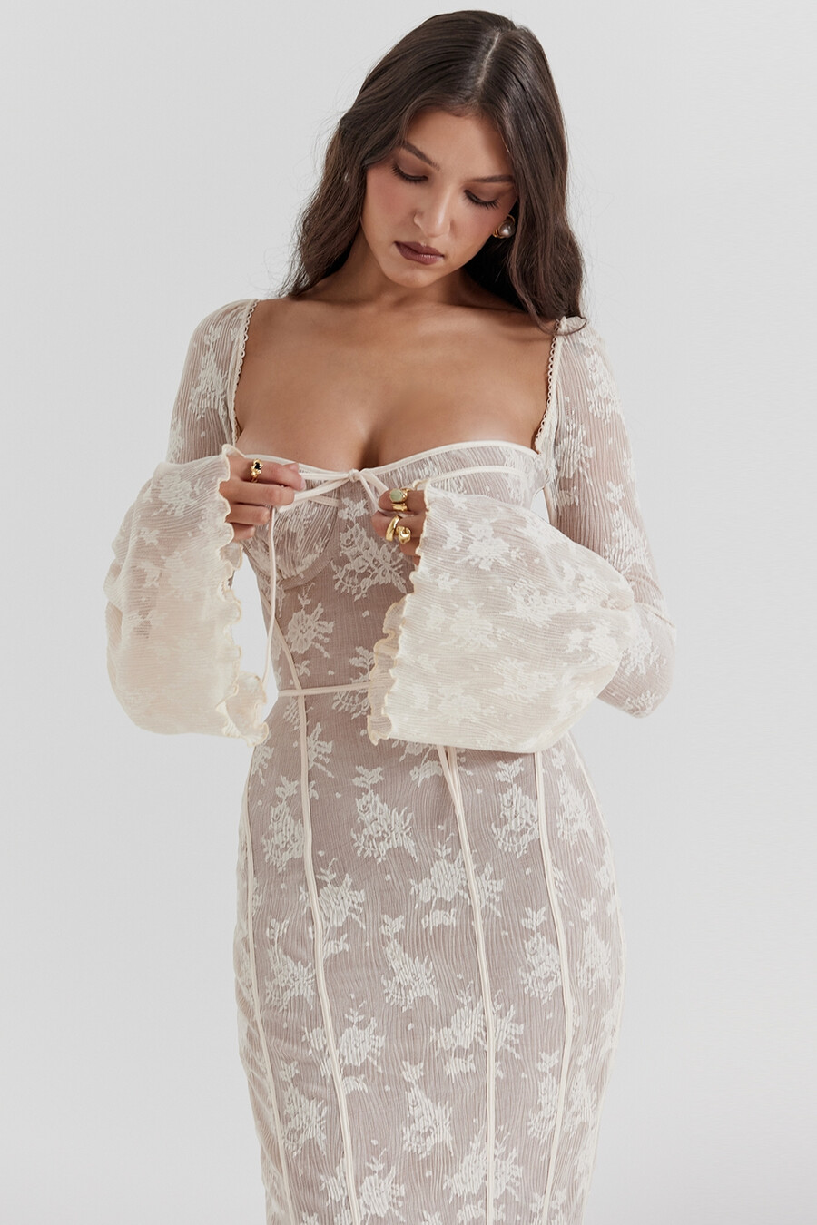 vintage-maxikleid aus cremefarbener spitze