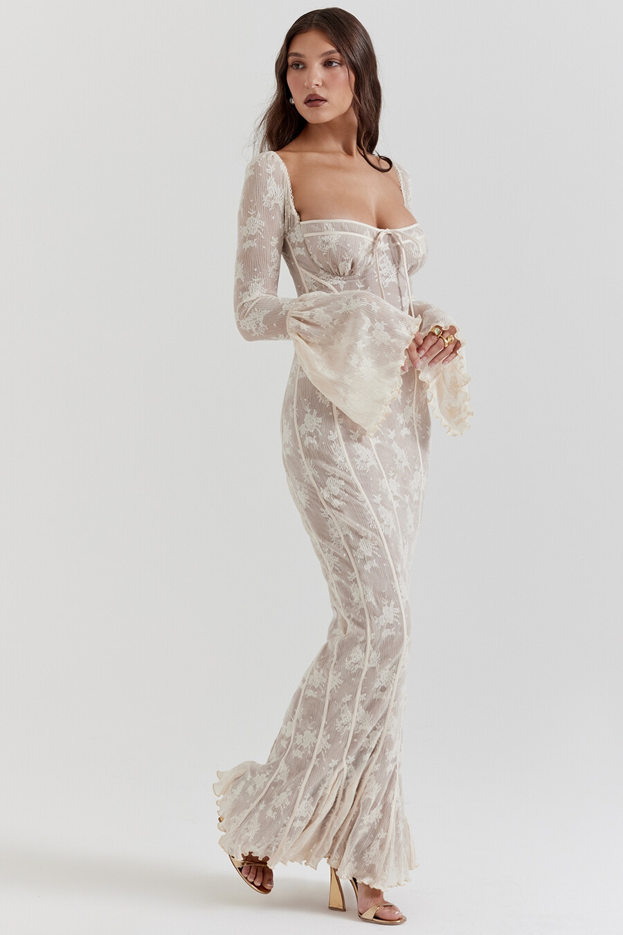 vintage-maxikleid aus cremefarbener spitze