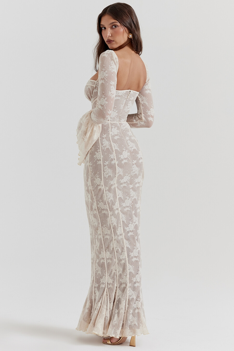 vintage-maxikleid aus cremefarbener spitze