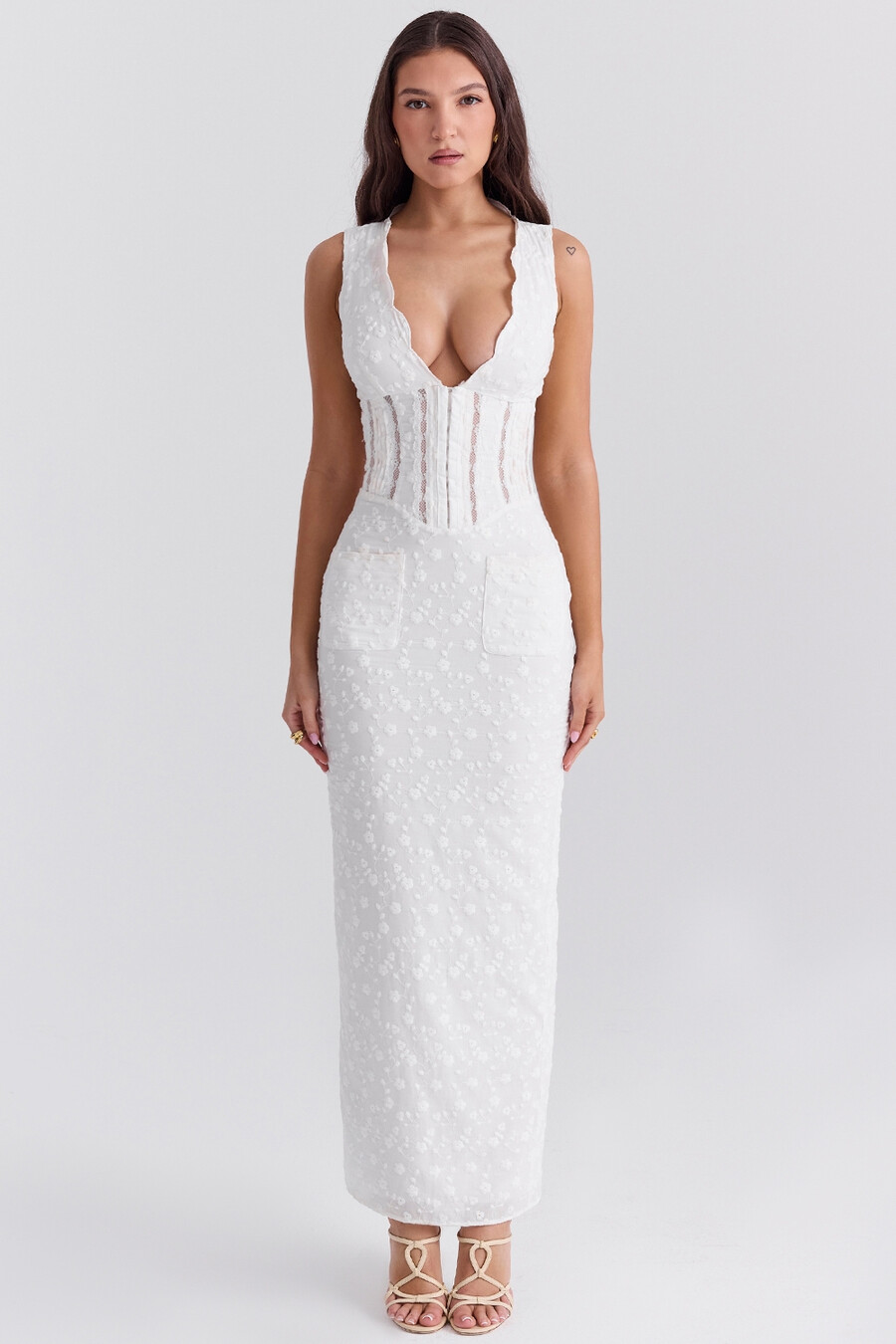 weißes baumwoll-maxikleid mit broderie anglais-ausschnitt