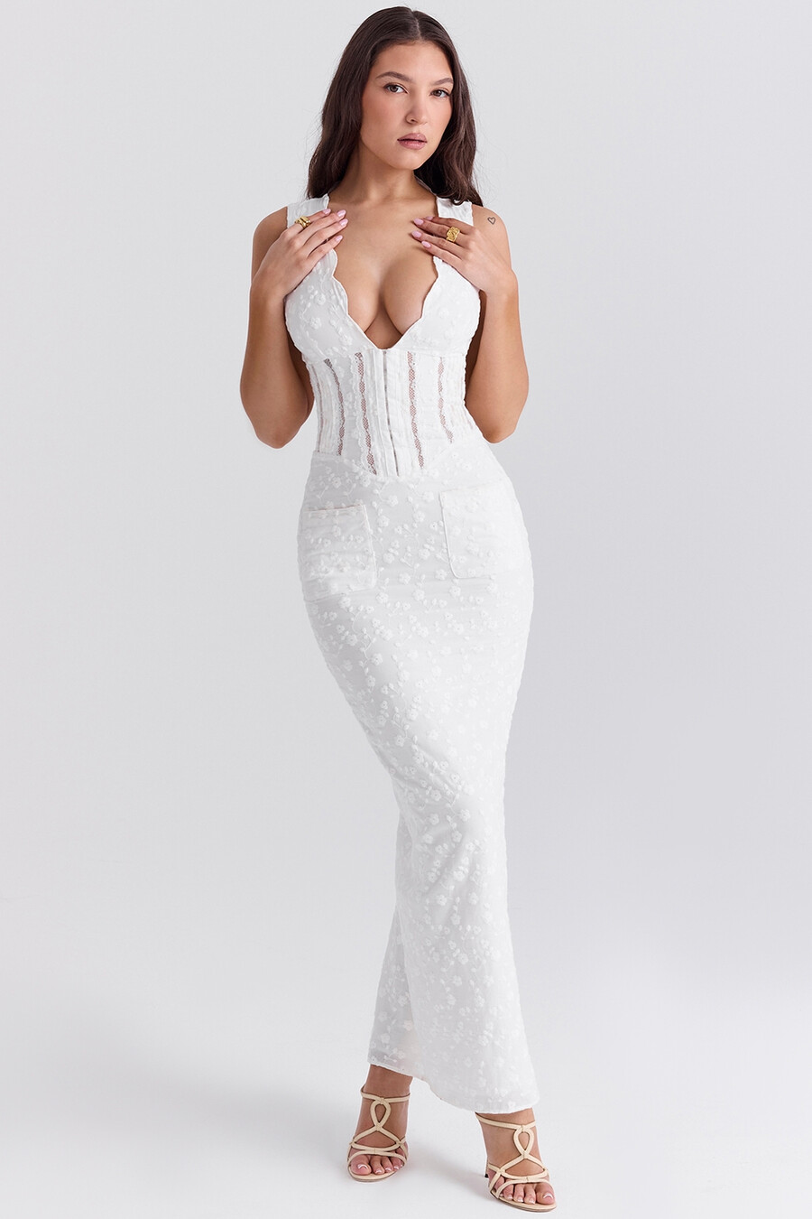 weißes baumwoll-maxikleid mit broderie anglais-ausschnitt