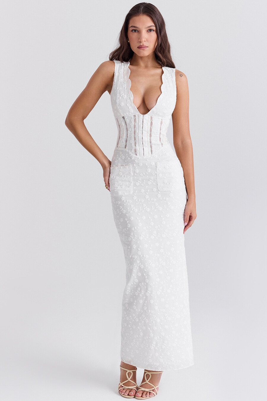 weißes baumwoll-maxikleid mit broderie anglais-ausschnitt